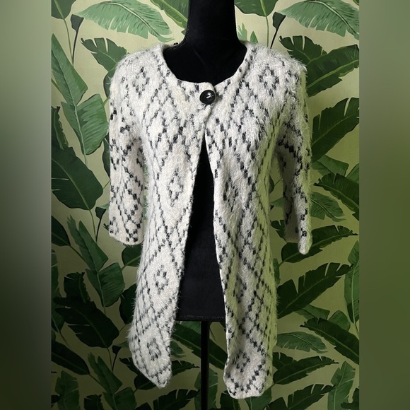 Kim Rogers White/Black Diamond Print Super fuzzy Cardigan Sweater Size PS - Picture 1 of 6